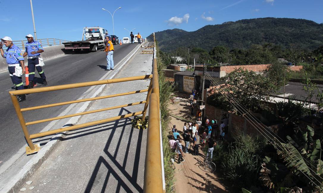 Viaduto de onde ônibus despencou, em Itaguaí, passará por recapeamento Foto: Marcelo Carnaval / Agência O Globo