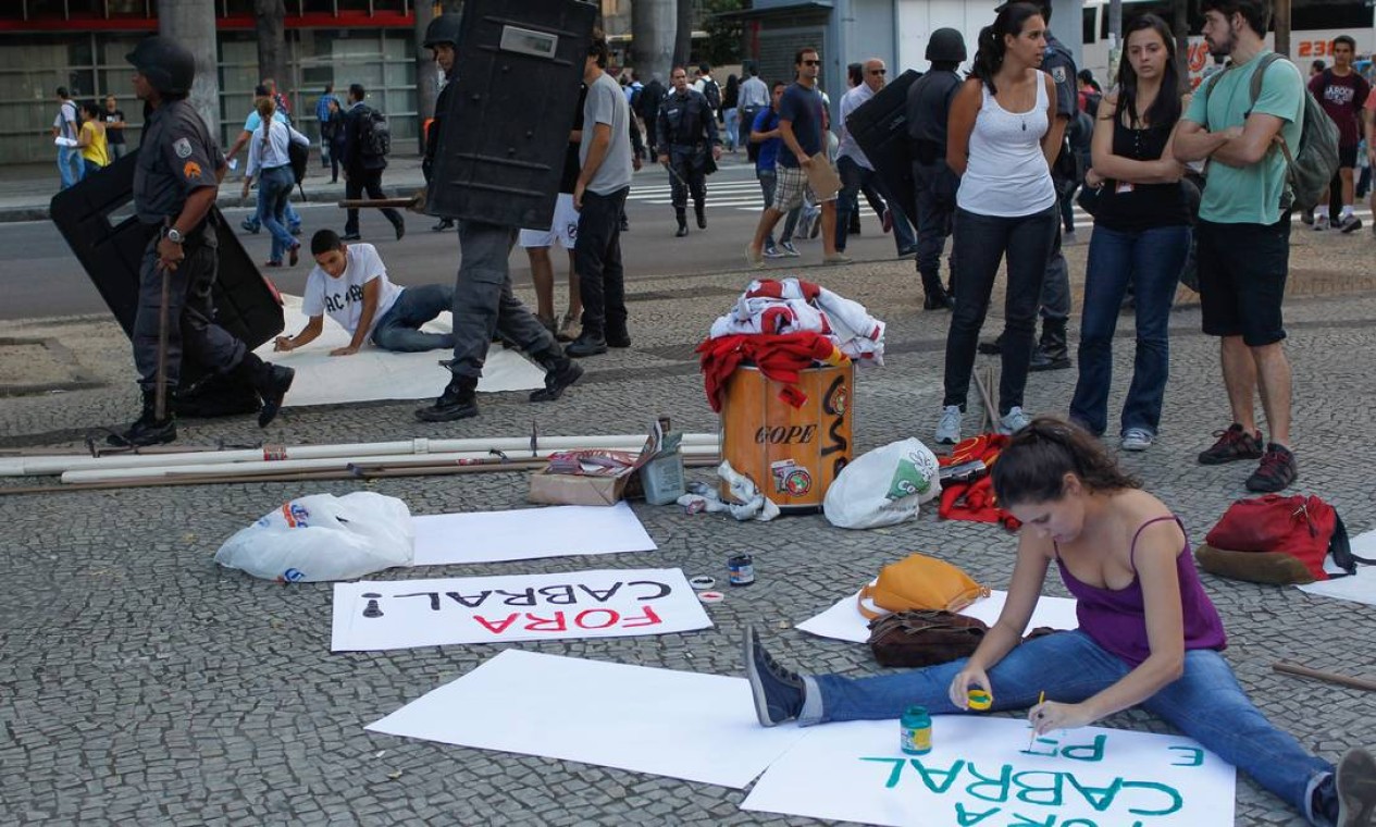Manifestantes fazem cartazes durante concentração na Candelária Foto: Pedro Kirilos / Agência O Globo