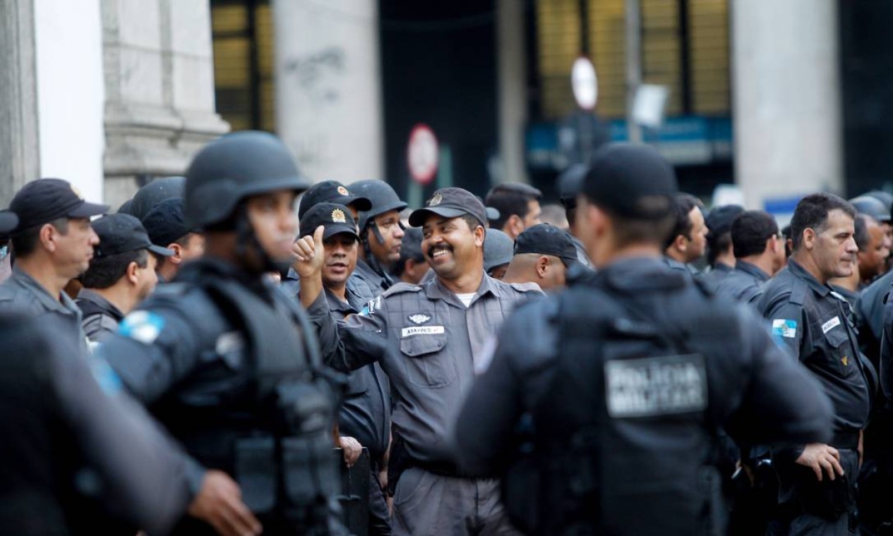 Policiais militares se concentram na Candelária Foto: Pedro Kirilos / Agência O Globo