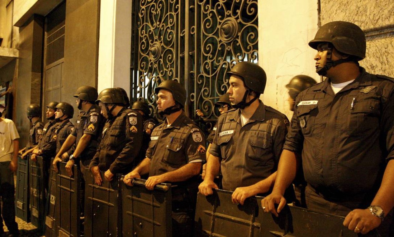 Policiais fazem cordão de isolamento em frente à Câmara dos Vereadores Foto: Marcos Tristão / Agência O Globo