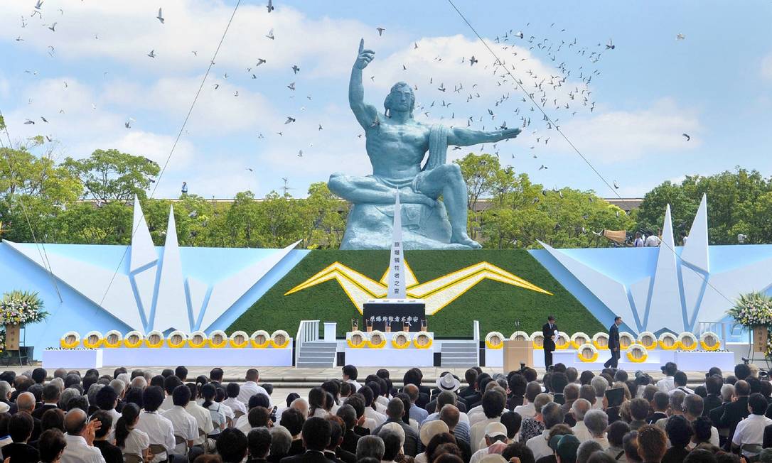 
Pombos voam sobre a Estátua da Paz no Parque Memorial da Paz em Nagasaki
Foto: JIJI PRESS / AFP