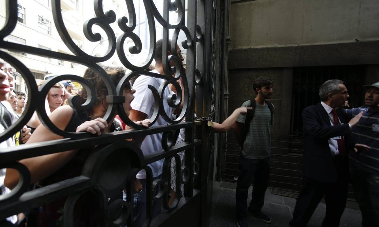 Manifestantes que ficaram fora da Câmara gritam para entrar no prédio Foto: Hudson Pontes / O Globo
