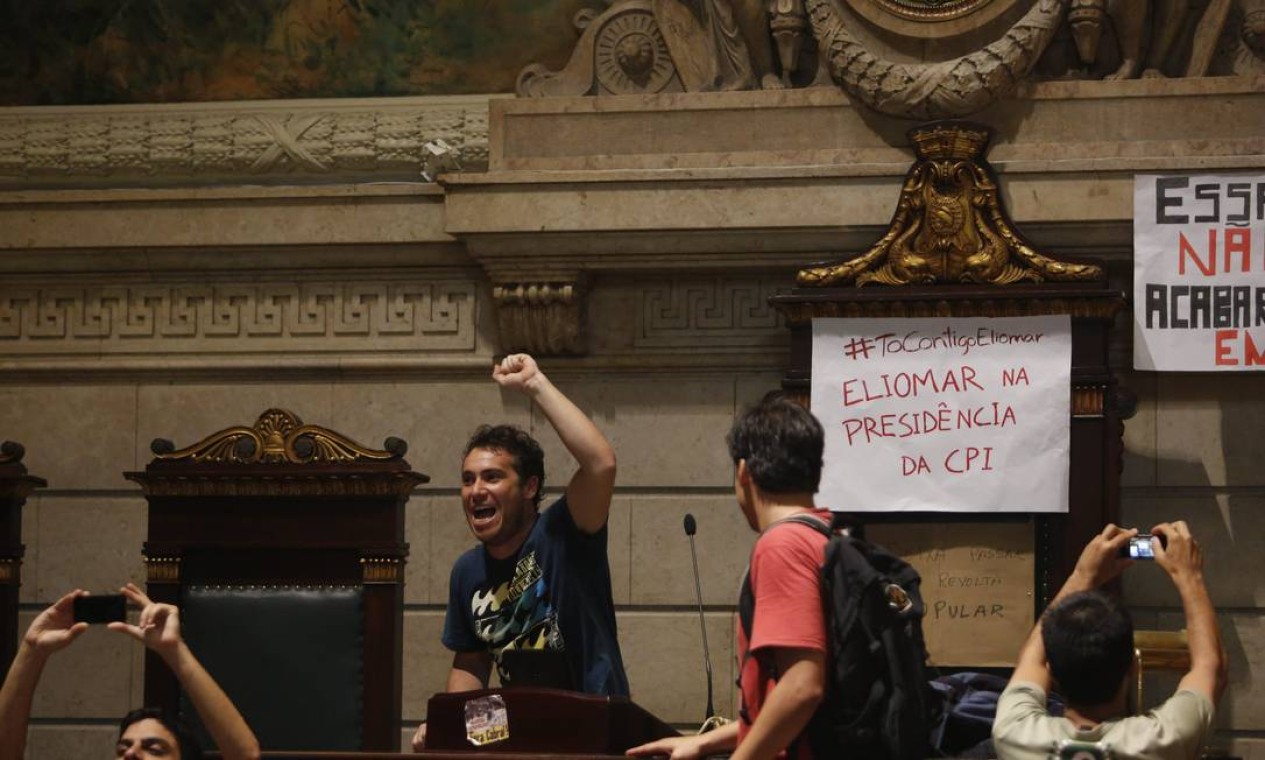 Os manifestantes realizam o que definem como uma assembleia popular para apresentar proposta à Mesa Diretora sobre a criação da CPI dos Ônibus Foto: Hudson Pontes / O Globo
