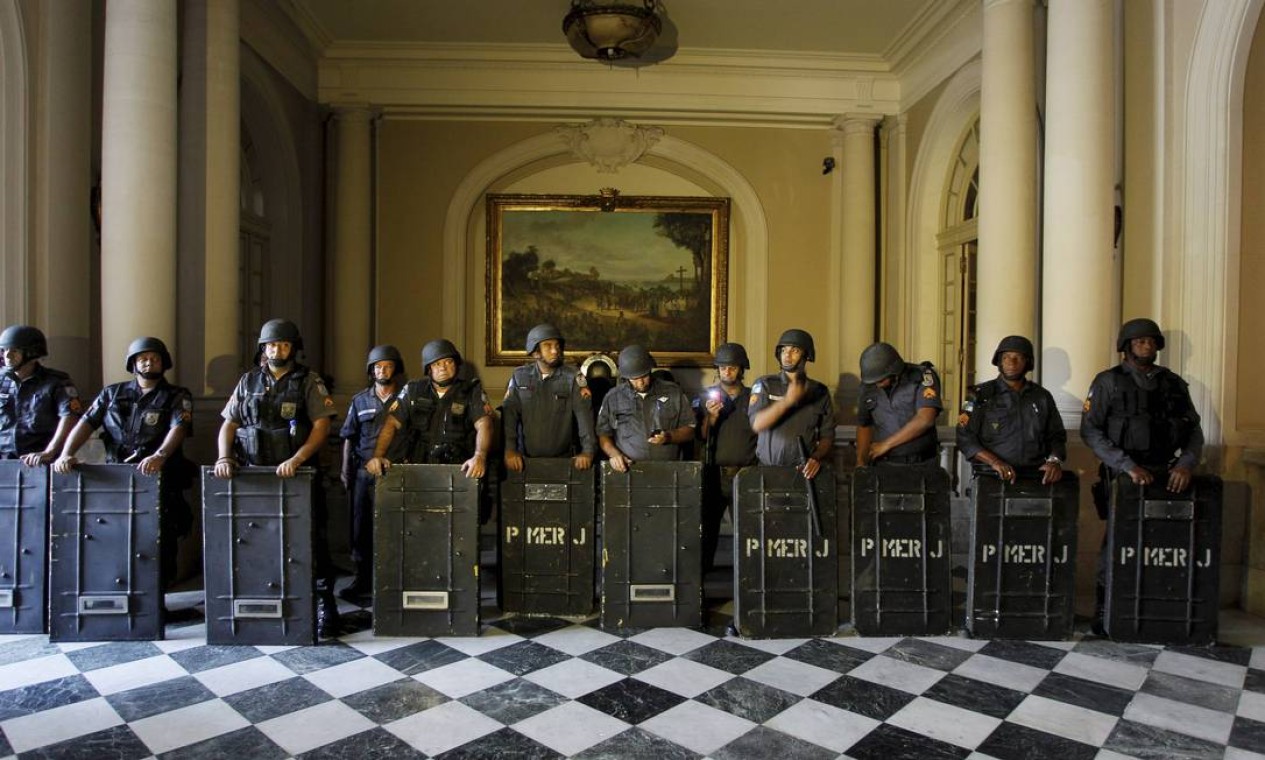 Policiais do Batalhão de Choque em um corredor da Câmara Foto: Domingos Peixoto / O Globo