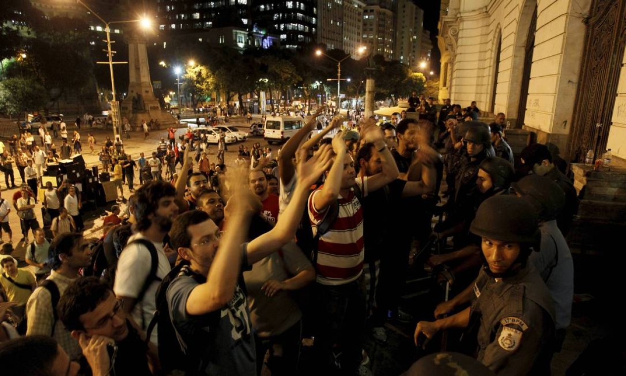 Manifestantes em frente à Câmara na noite desta sexta-feira Foto: Domingos Peixoto / Agência O Globo