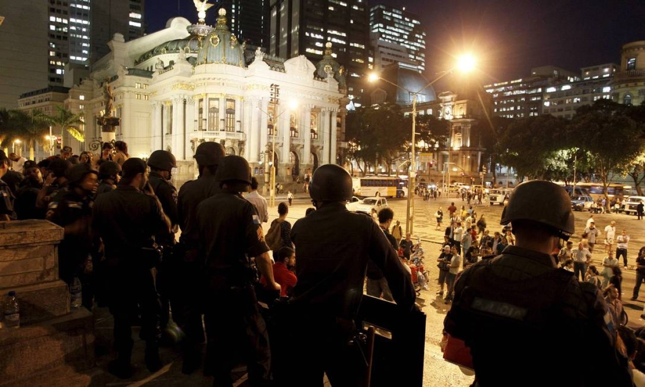 Policiais permanecem na entrada da Câmara, na noite desta sexta-feira Foto: Domingos Peixoto / Agência O Globo