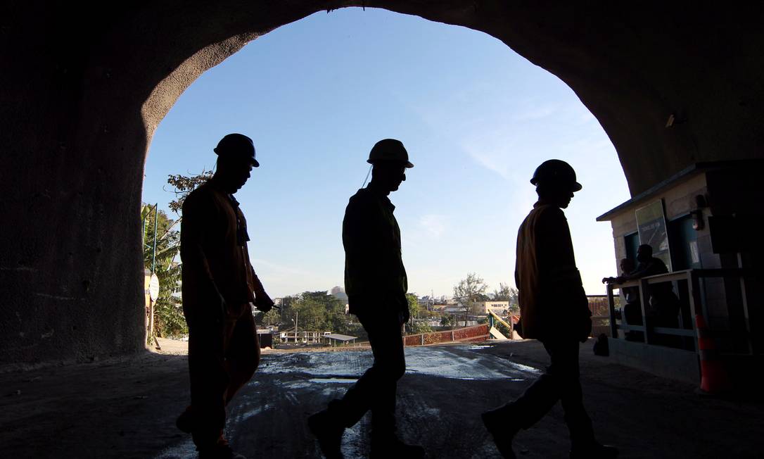 
Operários trabalham em trecho do túnel da Linha 4 aberto na Barra da Tijuca: quando for inaugurado, metrô até Ipanema deve ser usado por 300 mil passageiros diariamente
Foto: Gustavo Miranda / Agência O Globo