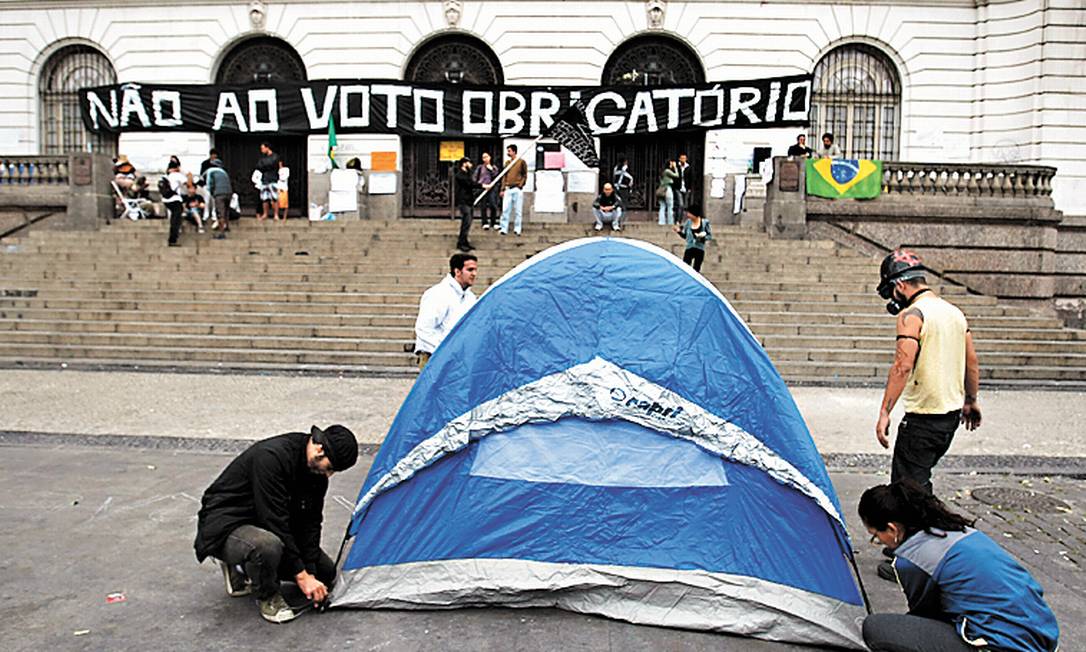 
Manifestantes protestam na Câmara: regimento não permite
Foto: Felipe Hanower / Agência O Globo