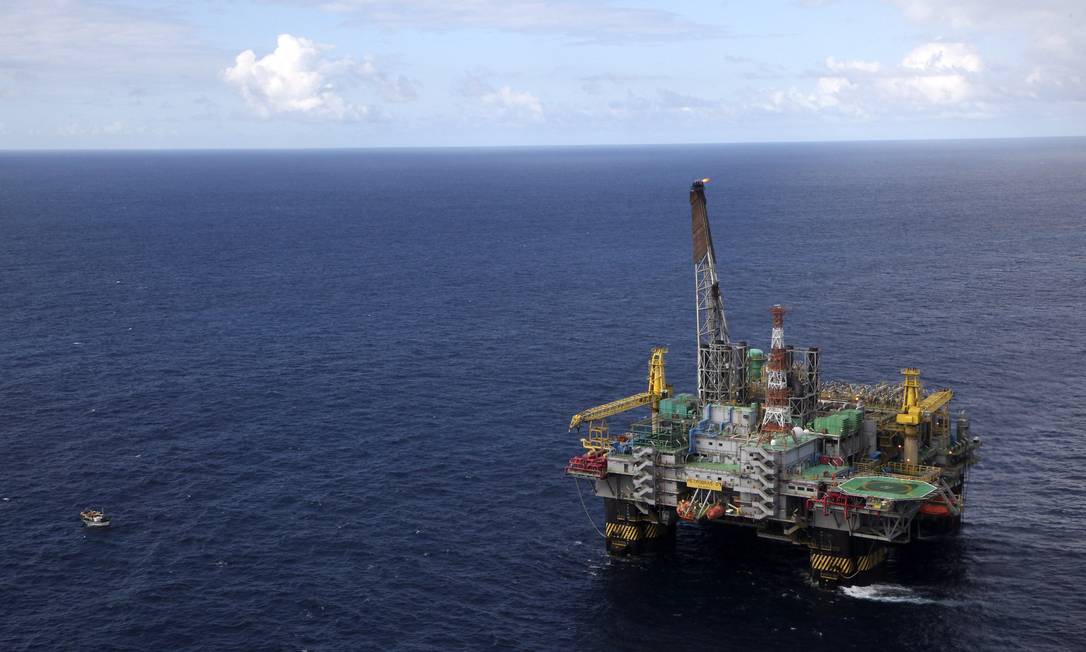 
Plataforma P-51, na Bacia de Campos: No segundo trimestre do ano produção de petróleo atingiu 1,93 milhão de barris diários, 1% superior ao dos três meses anteriores
Foto: Bloomberg