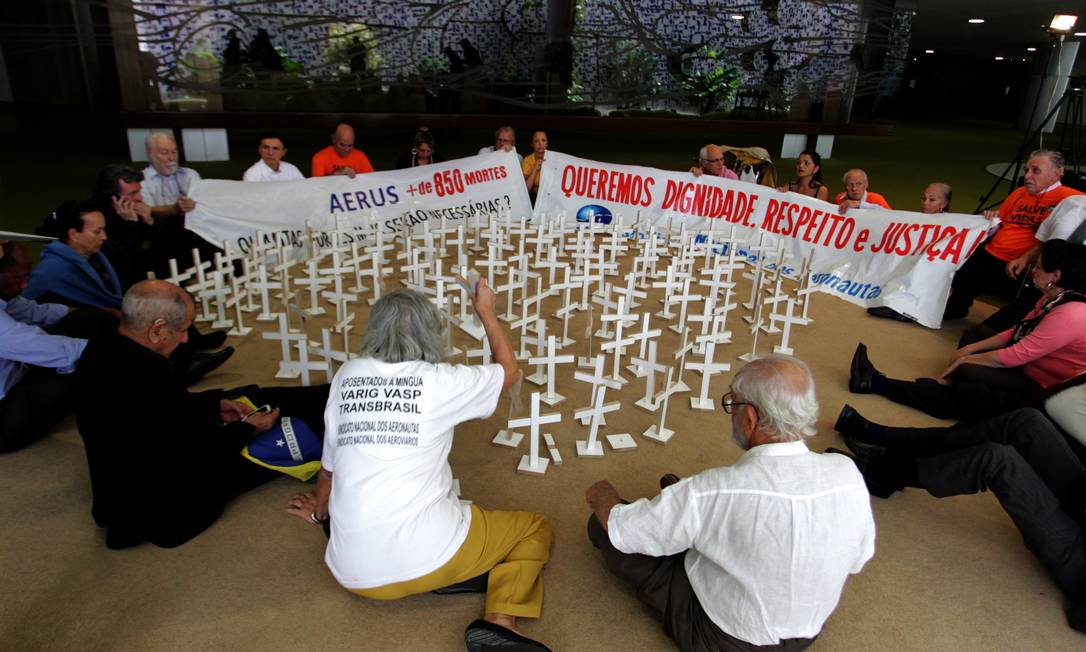 
Aposentados e pensionistas do Instituto Aerus durante protesto no Salão verde da Câmara
Foto: Ailton de Freitas / O Globo