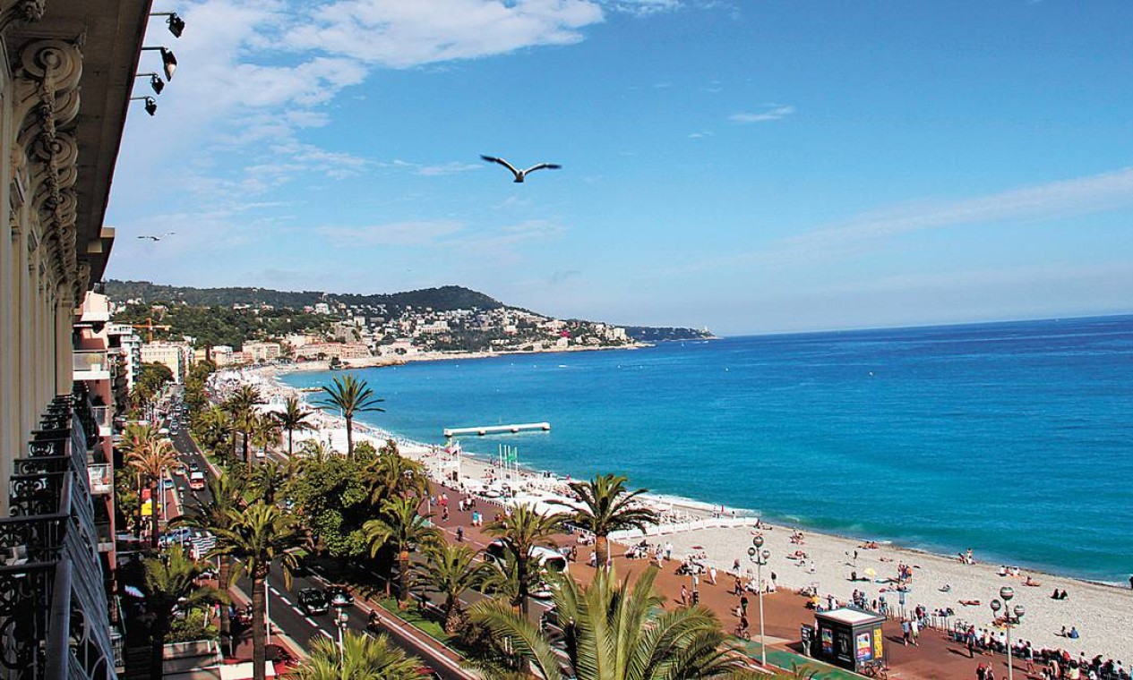 Vista da bela e agitada Promenade des Anglais, o principal calçadão de Nice. Foto: Boa Viagem / O Globo