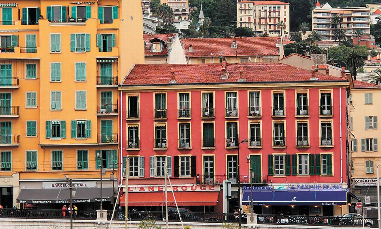 O porto de Nice e o casario no estilo das construção da Ligúria. Foto: Bruno Agostini / O Globo