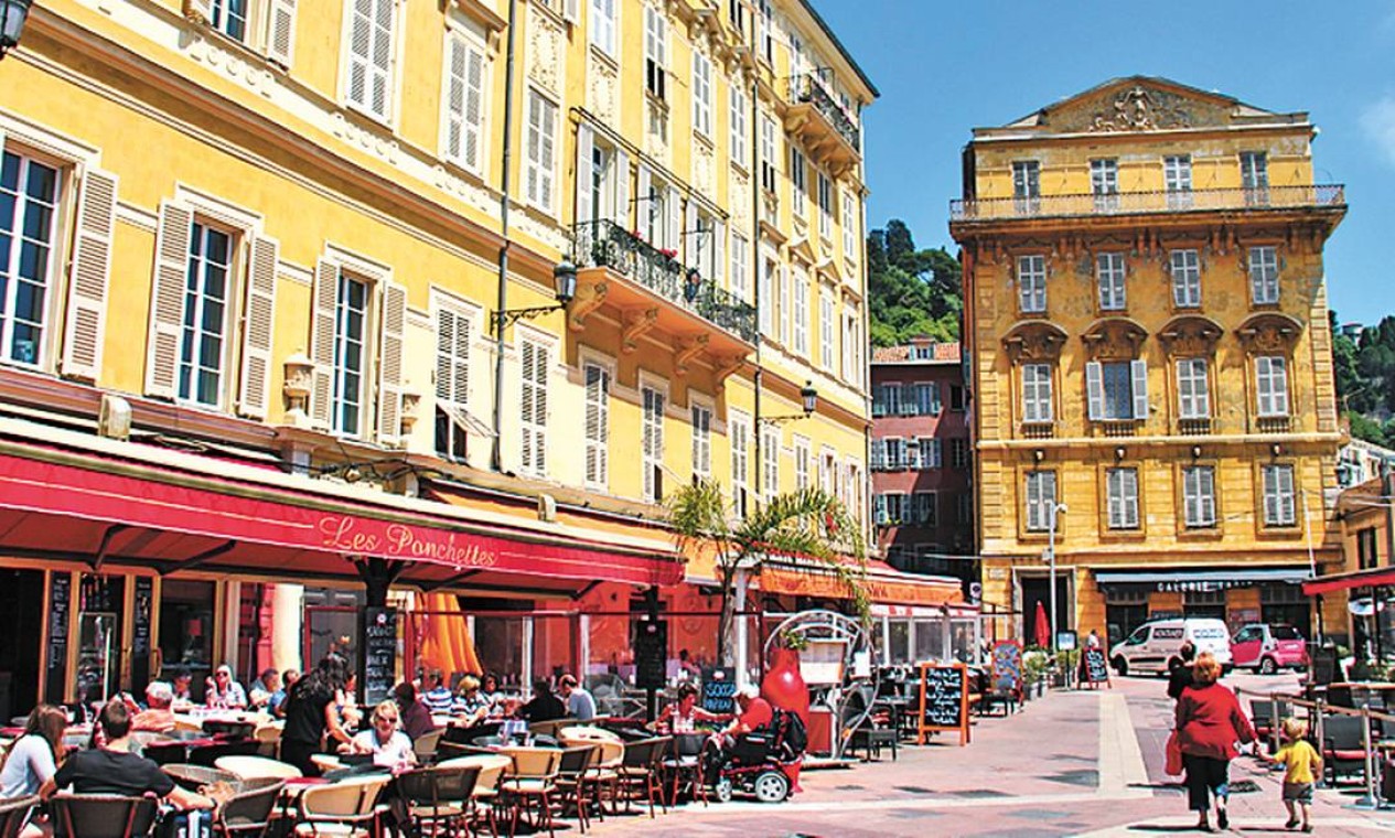 Os prédios do centro histórico da cidade da Riviera Francesa são ocupados por bares, restaurantes e lojas Foto: Bruno Agostini / O Globo