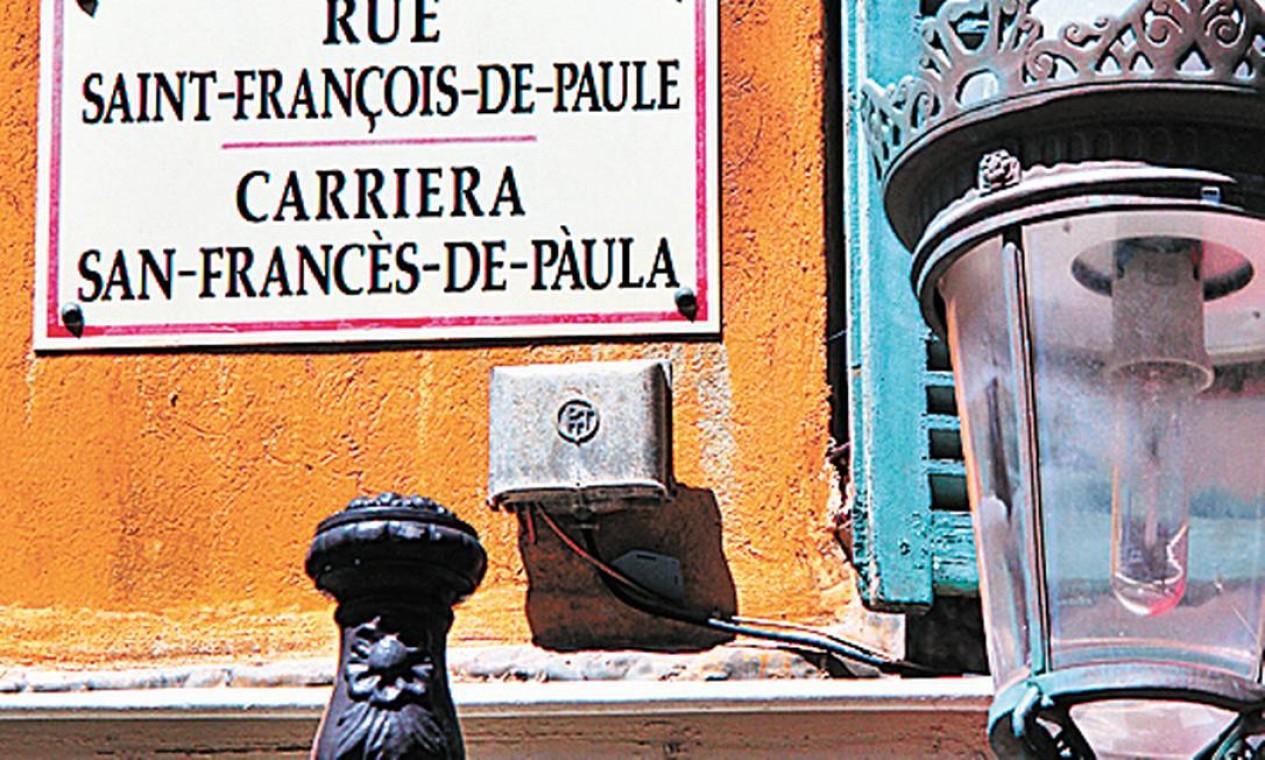 Cidade bilíngue: placa com o nome da rua escrito escrito em francês e niçardo. Foto: Bruno Agostini / O Globo