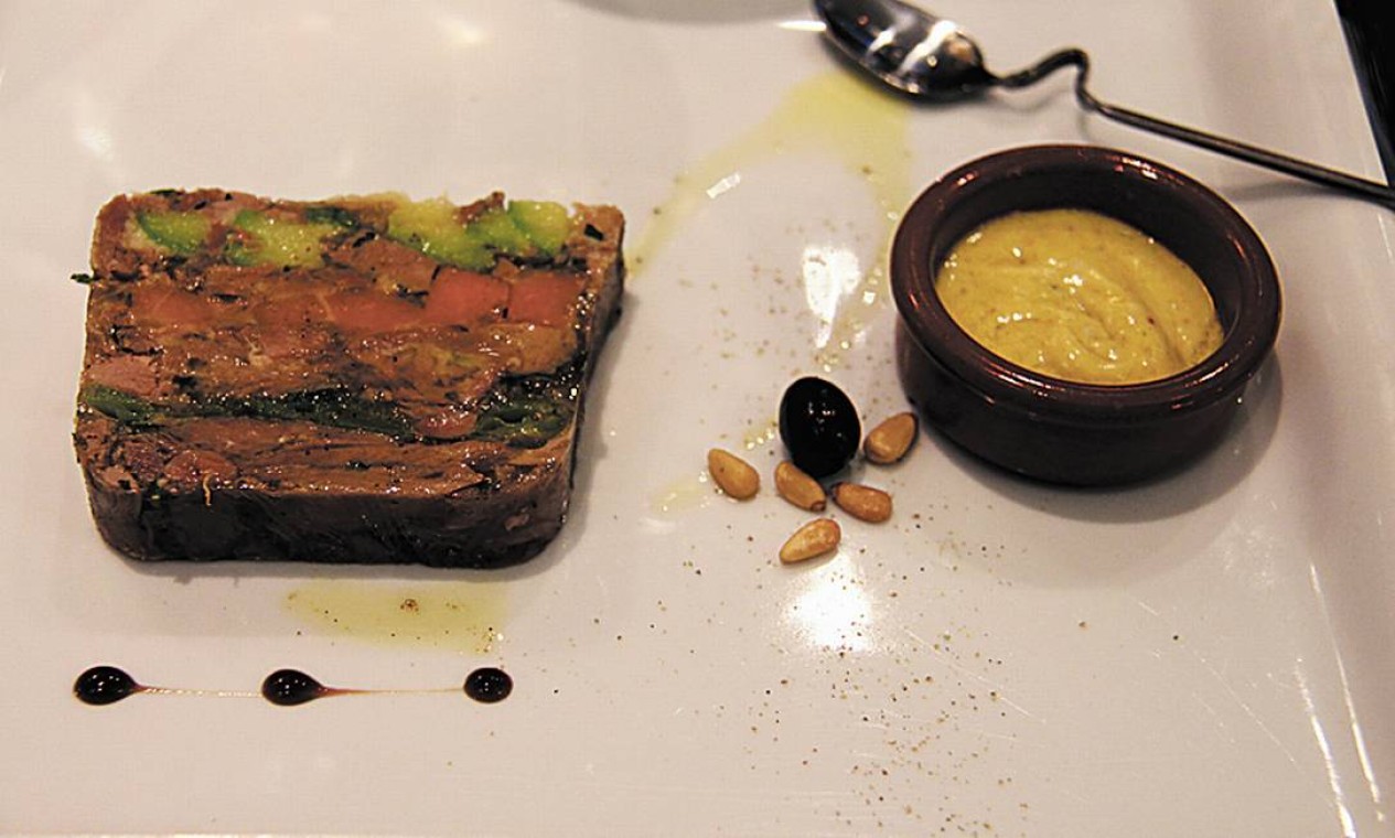 Em outro restaurante de Nice, o Luc Salsedo, um terrine de pato ao curry. Foto: Bruno Agostini / O Globo