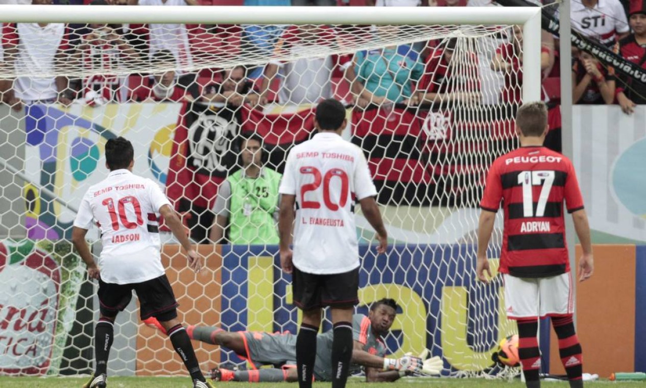 Flamengo se salva com pênalti no final, empata com São Paulo