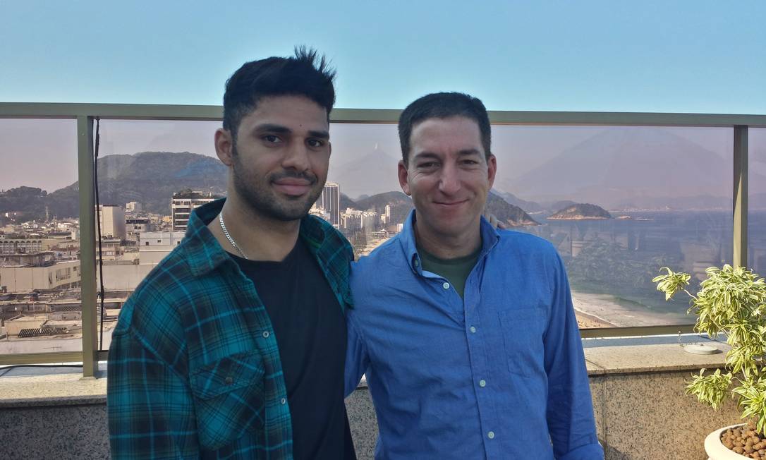 
David Miranda (esquerda) e o jornalista Glenn Greenwald, no Rio de Janeiro. David foi detido por autoridades inglesas no aeroporto de Heathrow
Foto: Arquivo Pessoal