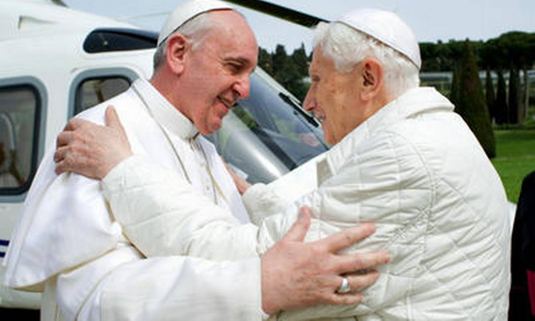 
Pela primeira vez em mais de 600 anos, a Igreja Católica registrou um momento histórico. Na foto, o encontro de dois Pontífices: o atual Francisco (à esquerda) e Bento XVI, Papa Emérito Foto: AP/23-3-2013