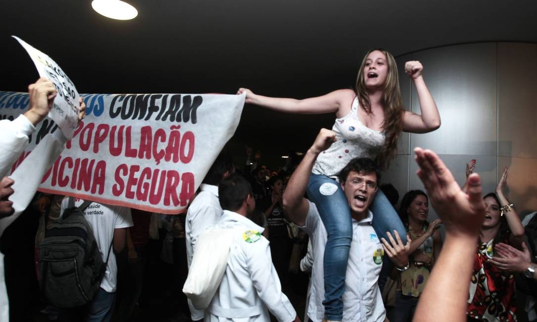 Médicos protestam na Câmara dos Deputados contra e a favor do ato médico Jorge William / O Globo