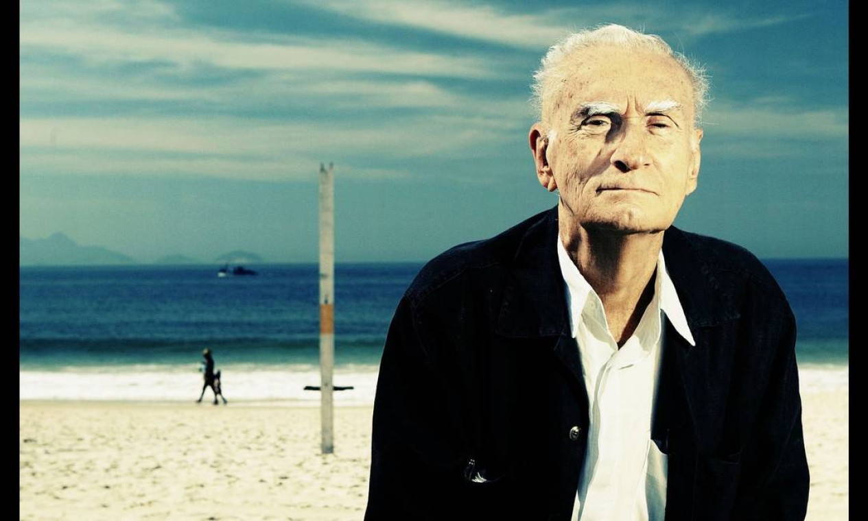 Ao completar 80 anos, o escritor posa na Praia de Copacabana Foto: Leonardo Aversa / Agência O Globo