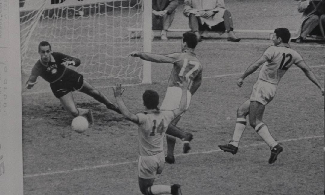 Gilmar no gol na semifinal entre Brasil e França na Copa de 1958 Foto: Arquivo O Globo