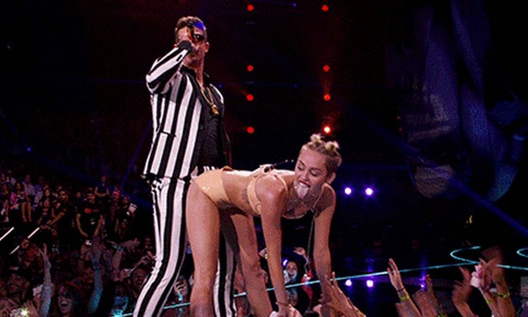 Miley Cyrus e Robin Thicke durante apresentação no MTV VMA 2013 Foto: Reprodução