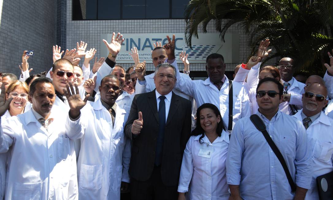 Médicos cubanos são recebidos na Finatec, pelo ministro da Saúde, Alexandre Padilha, para o primeiro dia de treinamento
Foto: Jorge William / O Globo