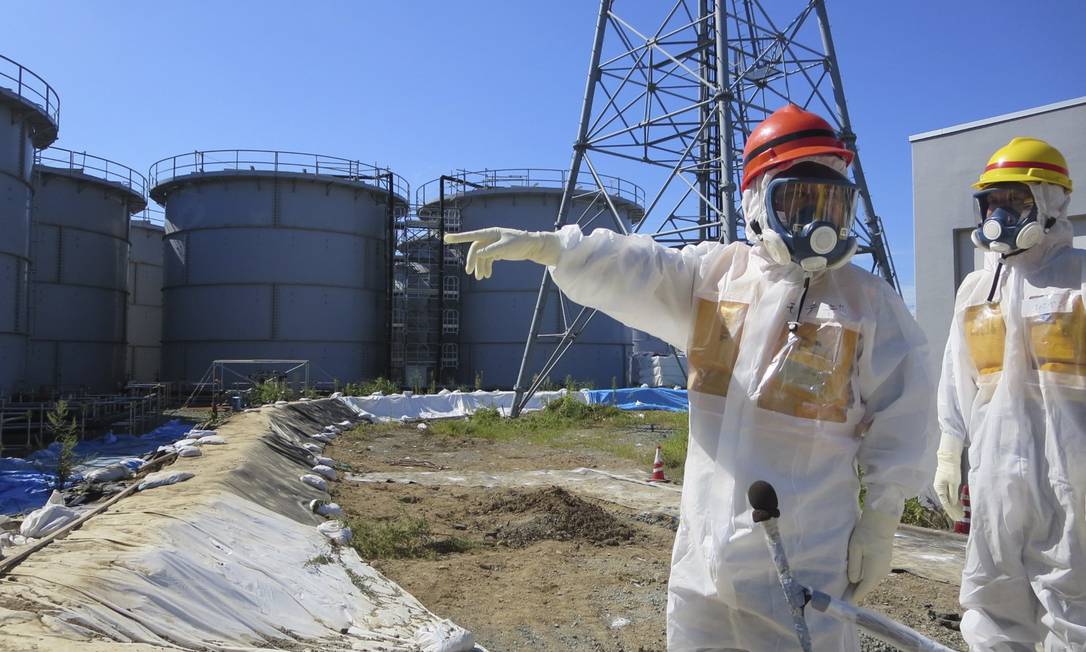 
Funcionário da usina de Fukushima em traje de proteção
Foto: HANDOUT / REUTERS
