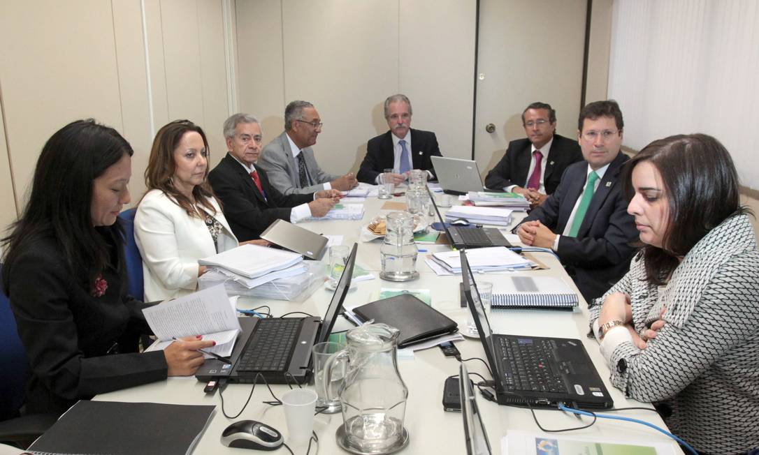 
Comissão de Ética da Presidência adverte Garibaldi Alves por uso de avião da FAB
Foto: Givaldo Barbosa / O Globo
