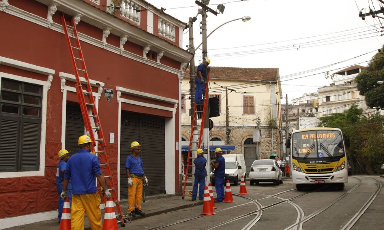 Após a retirada da rede aérea de Santa Teresa, será iniciada a substituição dos 28,6 quilômetros de cabos de energia. Foto: Marcos Tristão / Agência O Globo