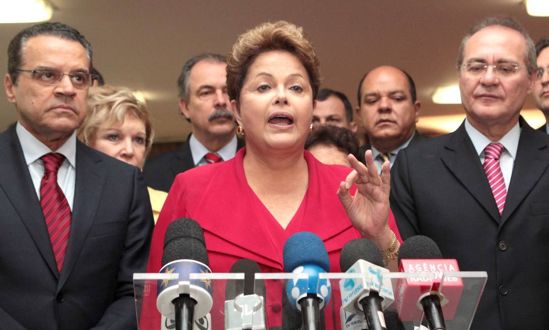 Dilma Rousseff, ao lado do presidente do Senado, Renan Calheiros e do presidente da Câmara, Henrique Eduardo Alves Foto: Givaldo Barbosa / Agência O Globo