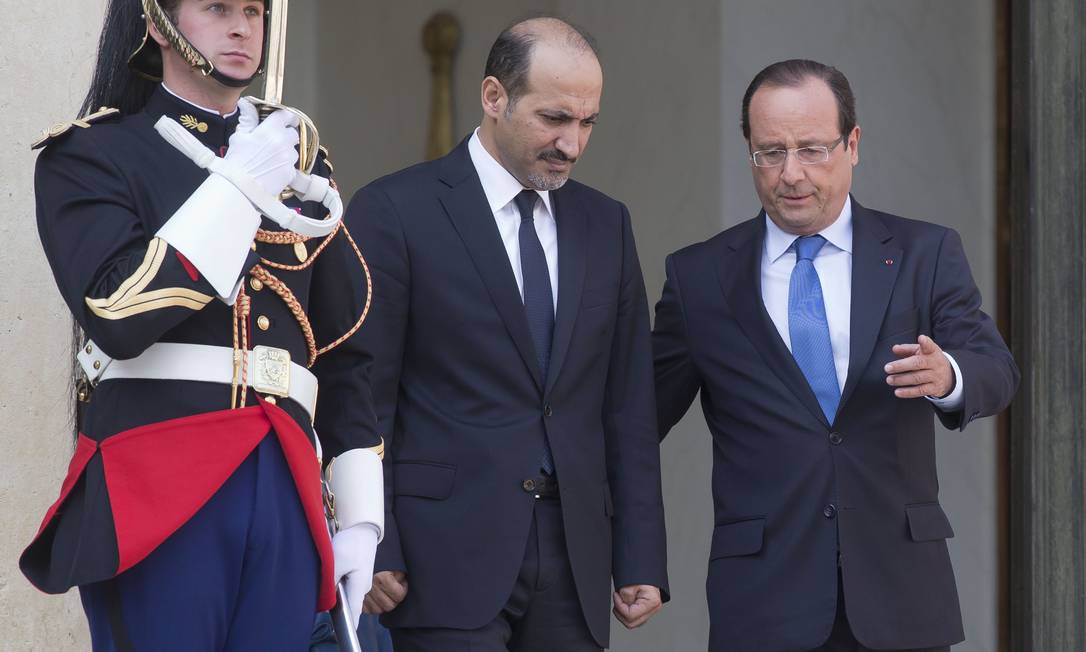 
Chefe da Coalizção Nacional Síria, Ahmad al-Jarba (à esq.), e o presidente da França, Francois Hollande (à dir.) no final de uma reunião no Palácio Elysee, em Paris
Foto: Michel Euler / AP