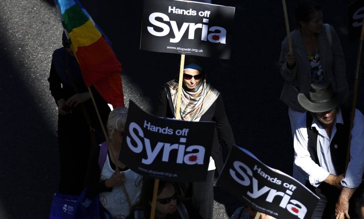 Manifestantes caminham pelas ruas do centro de Londres contra possível ataque à Síria Foto: OLIVIA HARRIS / REUTERS