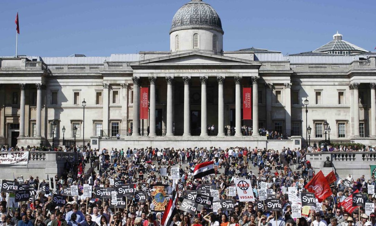 Manifestantes protestam contra potenciais ataques ao governo sírio na Trafalgar Square, no centro de Londres Foto: OLIVIA HARRIS / REUTERS