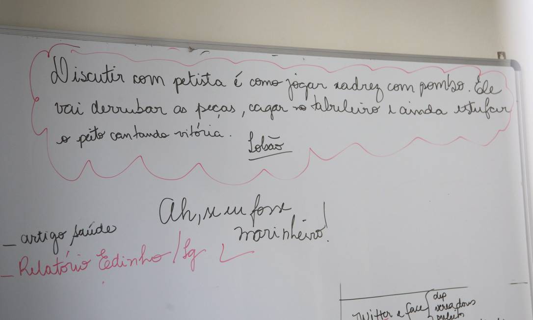 Texto em lousa de diretório tucano compara petistas a pombos - Jornal O  Globo