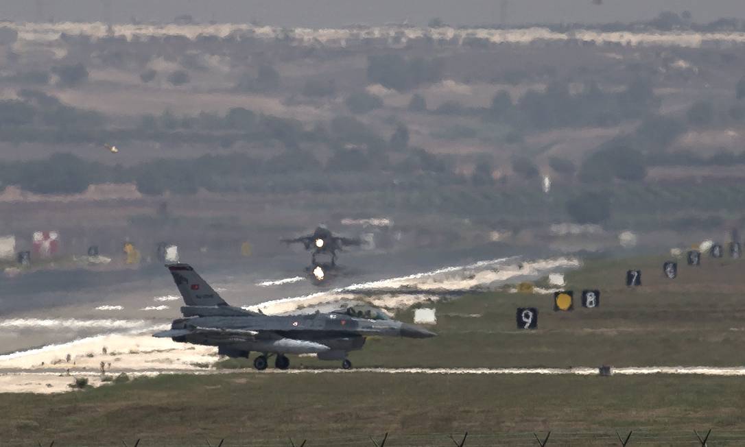 
Caça americano levanta voo enquanto avião turco taxia na pista de base aérea na Turquia: regime de Assad ganhou mais tempo para se preprarar para ataque, dizem rebeldes
Foto: Vadim Ghirda / AP/Vadim Ghirda