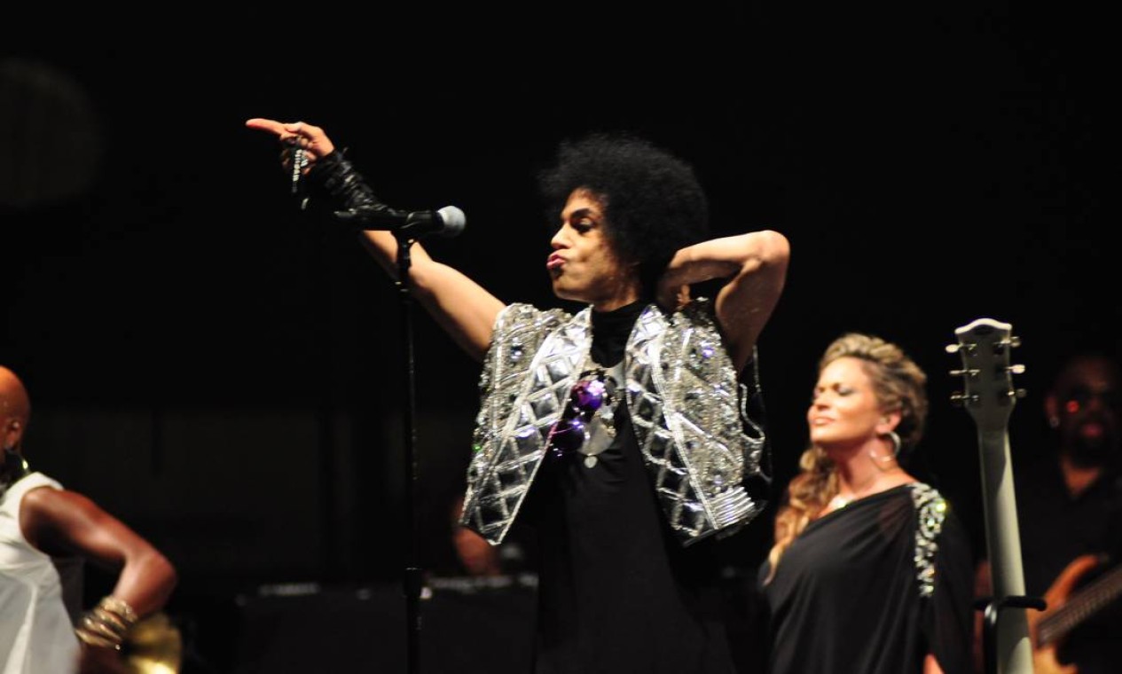 Prince toma a coroa em noite de latinidade e mais túnel do tempo