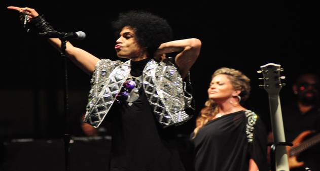 Prince toma a coroa em noite de latinidade e mais túnel do tempo