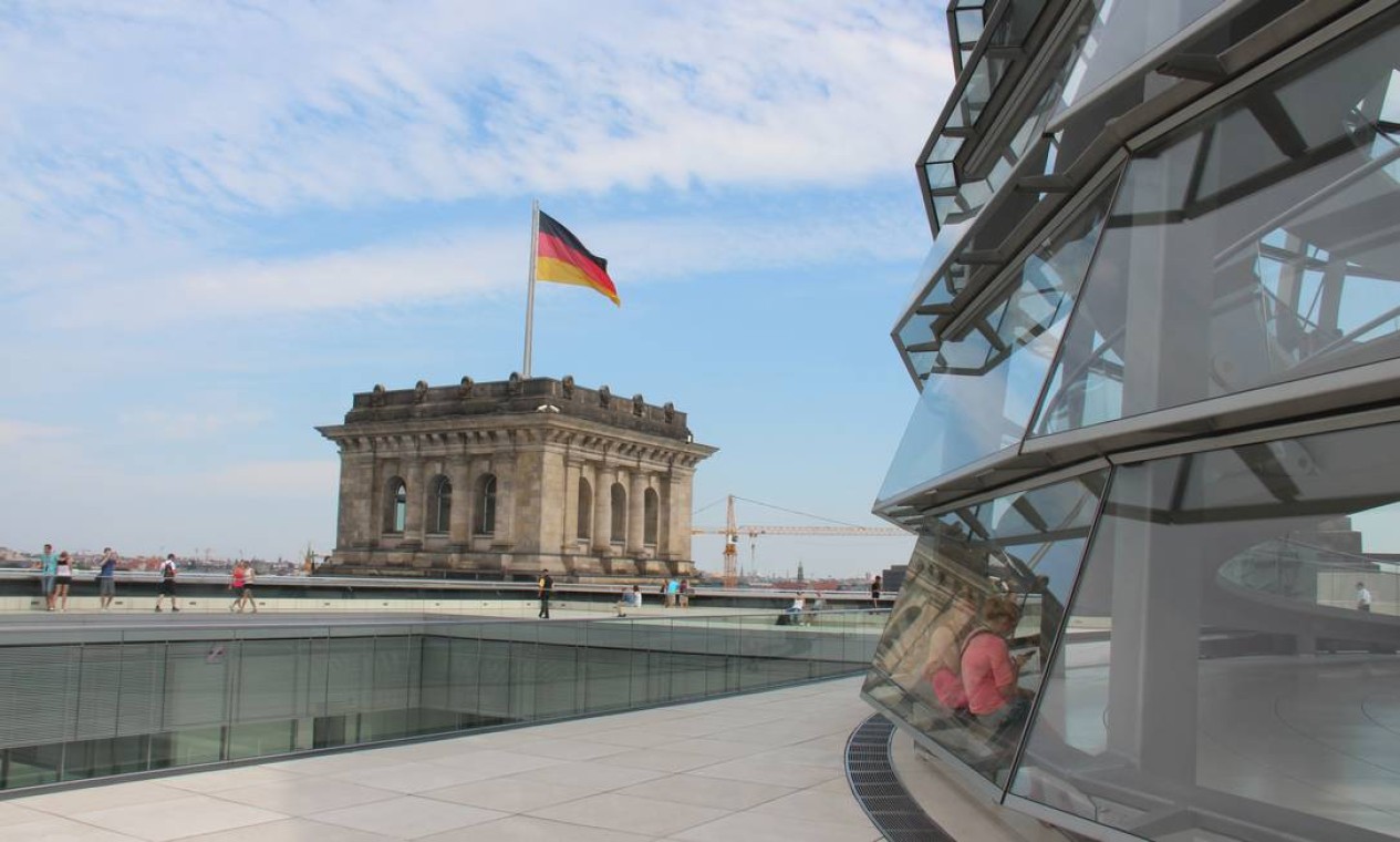 A cúpula do Reichstag, o parlamento alemão, um dos símbolos de Berlim, a capital que se reinventa sempre Foto: Bruno Agostini / O Globo