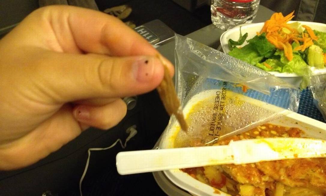
Passageira exibe pedaço de madeira encontrado em refeição servida em voo da American Airlines
Foto: Arquivo pessoal