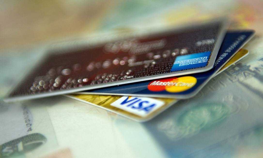 
Cartões de crédito: endividamento das famílias é apontado como um dos fatores que podem frear consumo
Foto: David Paul Morris/Bloomberg News