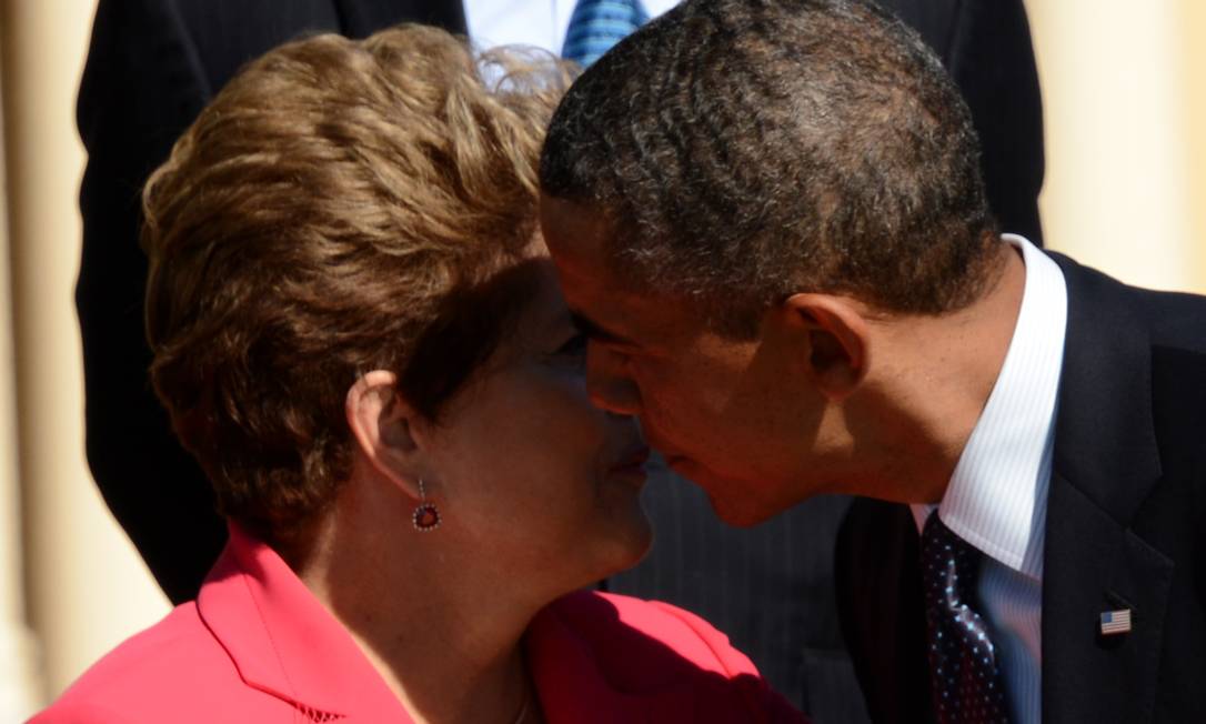 O presidente Barack Obama beija a presidente Dilma Rousseff ao chegar para a foto oficial da Cúpula do G-20 Foto: Kirill Kudryavtsev / AFP