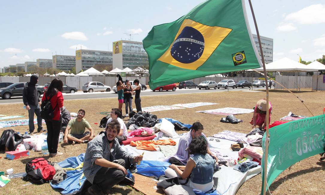 Movimento Brasil contra a Corruoção monta acampamento na frente do palanque presidencial, na Esplanada dos Ministérios Foto: Ailton de Freitas / O Globo