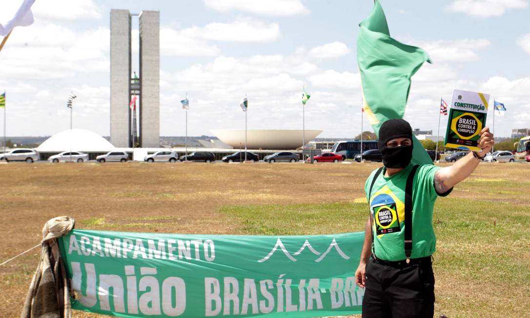 
Manifestantes acampam na Esplanada dos Ministérios próximo ao palanque onde Dilma assistirá ao desfile militar
Foto: Ailton de Freitas / O Globo