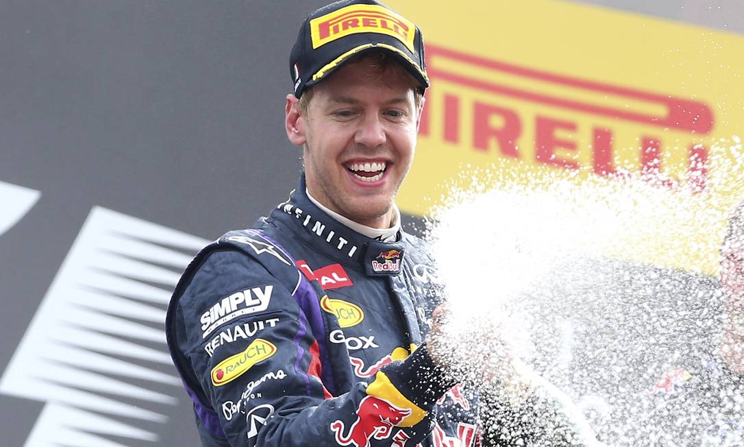 
Líder da temporada, Sebastian Vettel, da Red Bull, comemora sua vitória no GP da Itália, disputado no circuito de Monza
Foto: Antonio Calanni / AP