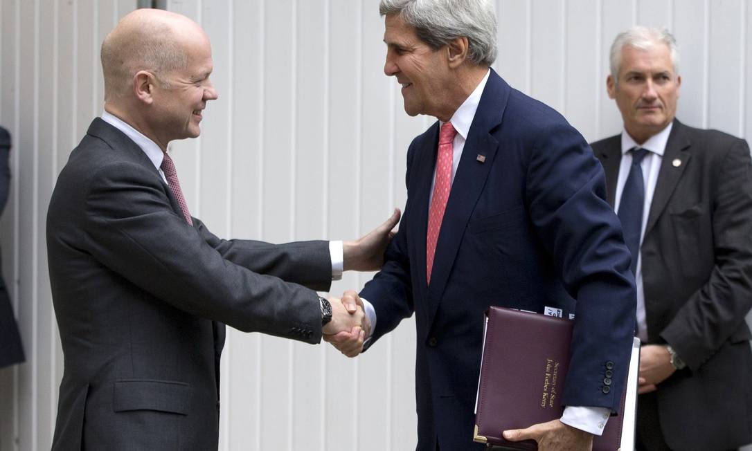 
O chanceler do Reino Unido, William Hague, cumprimenta o secretário de Estado dos EUA, John Kerry
Foto: REUTERS