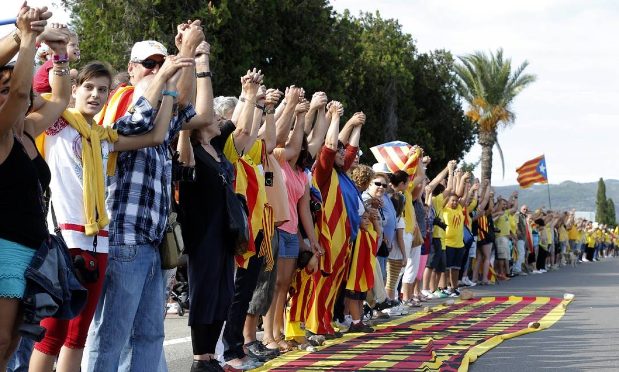Catalães formam fila de 400 quilômetros, num dos eventos que marcam o Dia Nacional da Catalunha Foto: JOSE JORDAN / AFP