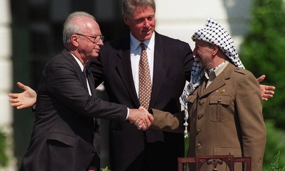 
Nos jardins da Casa Branca, o aperto de mãos do primeiro-ministro de Israel, Yitzhak Rabin, e de Yasser Arafat, líder da Organização para a Libertação da Palestina
Foto: Ron Edmonds / AP