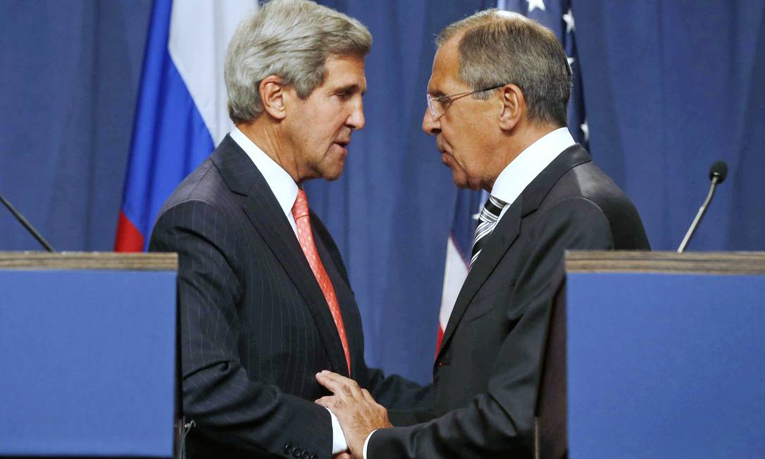 
O secretário de Estado dos EUA, John Kerry, e o chanceler russo, Sergei Lavrov, cumprimentam-se após fecharem acordo sobre a crise na Síria
Foto: LARRY DOWNING / AP