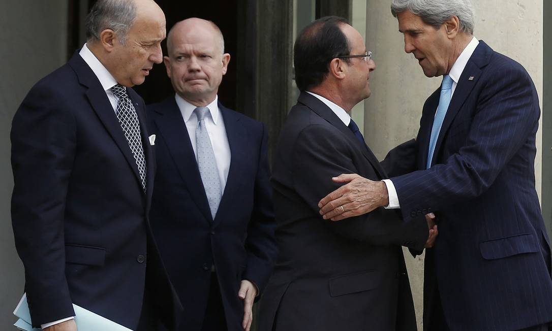 
Secretário de Estado americano, John Kerry (à dir.), presidente da França, François Hollande, e os chanceleres Laurent Fabius, da França, e William Hague, do Reino Unido, discutem a crise na Síria
Foto: Larry Downing / AP